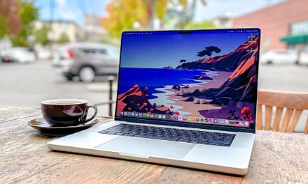 كيفية تنظيف شاشة MacBook والتخلص من اللطخات